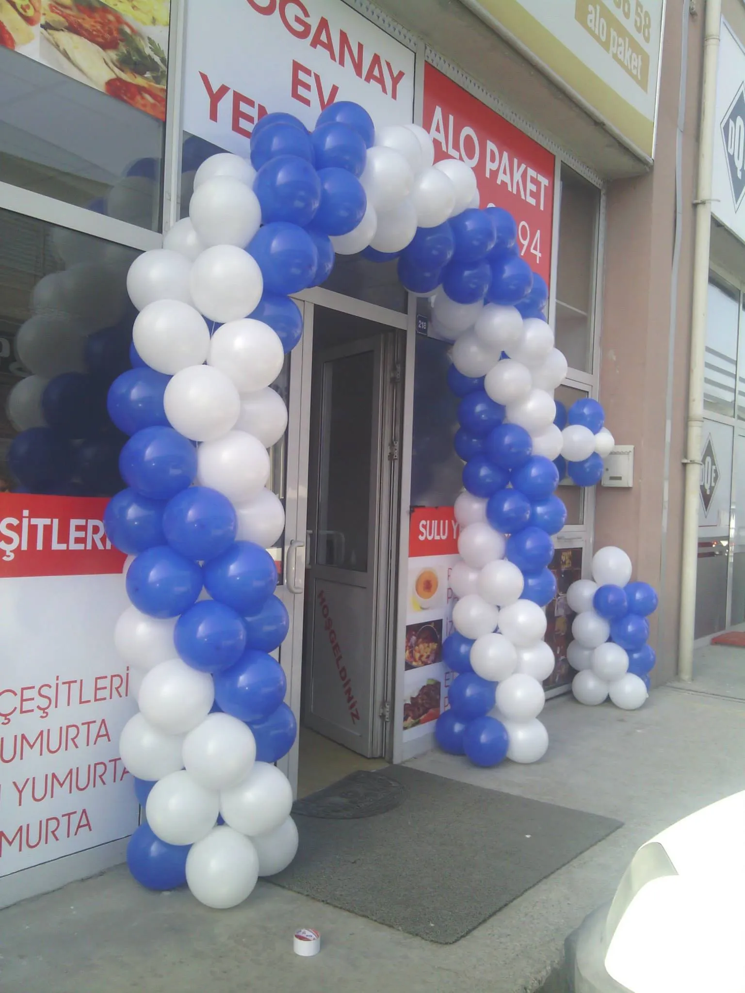 Mavi beyaz kapı balon kemeri